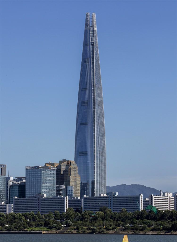<p>. Fotoğrafta, Güney Kore’nin başkenti Seul’de, 555 metre yüksekliğinde ve 123 katlı, Dünya'nın en yüksek 5'inci binası olarak bilinen Lotte World Tower görülüyor.</p>
