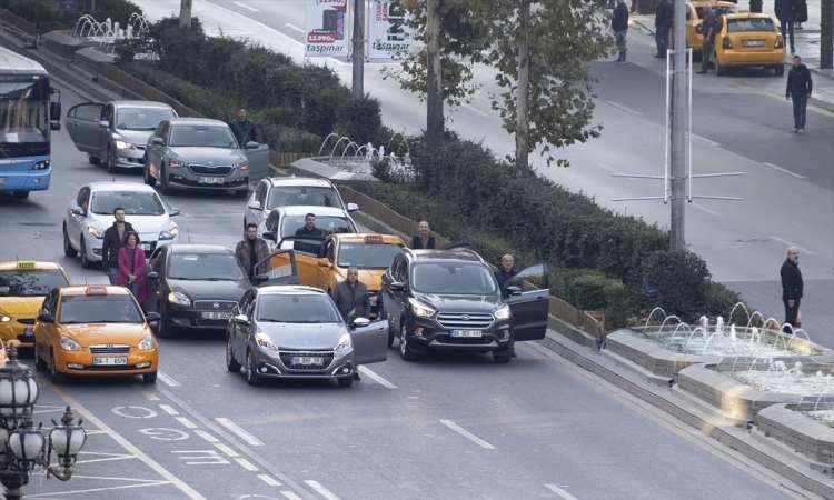 <p>Türkiye Cumhuriyeti'nin kurucusu Büyük Önder Mustafa Kemal Atatürk'ün ebediyete intikalinin 84'üncü yılı dolayısıyla saat 09.05'te sirenlerin çalmasıyla birlikte Ankara'da vatandaşlar, saygı duruşunda bulundu.</p>

<p> </p>
