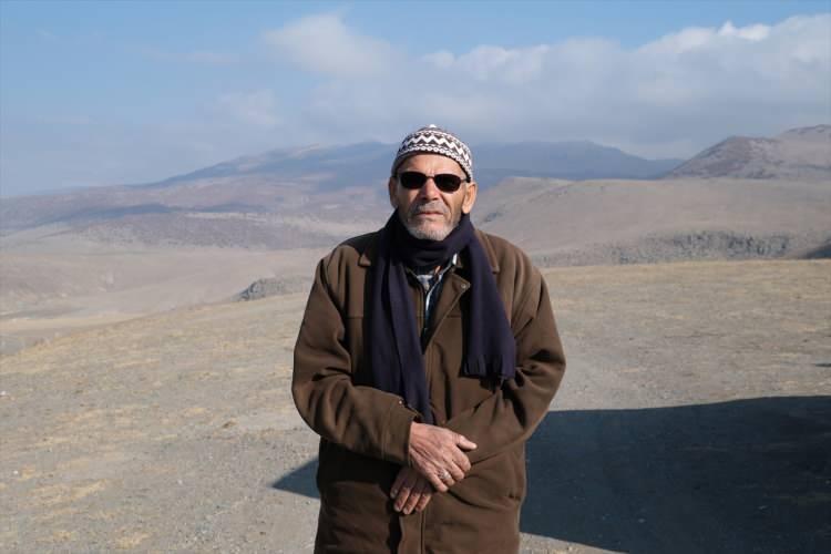 <p>Arkadaşlarıyla zaman zaman Göktepe'ye çıkan Vural, bir hafta önce Karapınar Uçuş ve Doğa Sporları Kulübü üyelerinin yamaç paraşütü yaptıklarını gördü.</p>