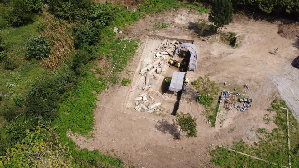 <p>Bunun sebebi öncelikle Roma İmparatorluk dönemine ait büyük bir yapıda çalışırken, Roma tabakalarında böyle bir asur akamenid etkili, asur akadenid dönemlerinden bildiğimiz damga mühürlere benzeyen bir formda yapılmış böyle bir amuletin böyle bir yapıda tespit edilmesi bizim için oldukça önemliydi. </p>
