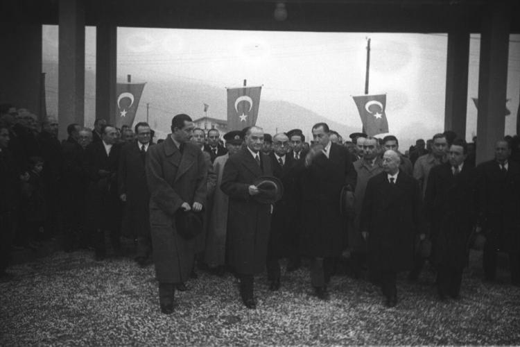 <p>Cumhurbaşkanı Mustafa Kemal Atatürk, Sümerbank Merinos Fabrikası açılış törenine katılmıştı. Başbakan Celal Bayar (Atatürk'ün sağında gözlüklü), Bursa Valisi Şefik Soyer (ortada beyaz kaşkollu).</p>