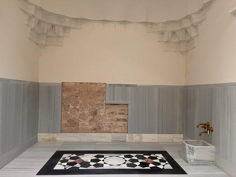 <p>Tarihi Barbaros Hayrettin Paşa Hamamı 12 yıl süren restorasyonun tamamlanmasının ardından açıldı. Mimar Sinan’ın yaptığı ilk ve en büyük hamam olma özelliğini taşıyan tarihi yapı, Türk ve yabancı turistlerin de ilgisini çekiyor. Restorasyonun tamamlanmasının ardından ziyaretçi akınına uğrayan tarihi hamam, havadan görüntülendi.</p>
