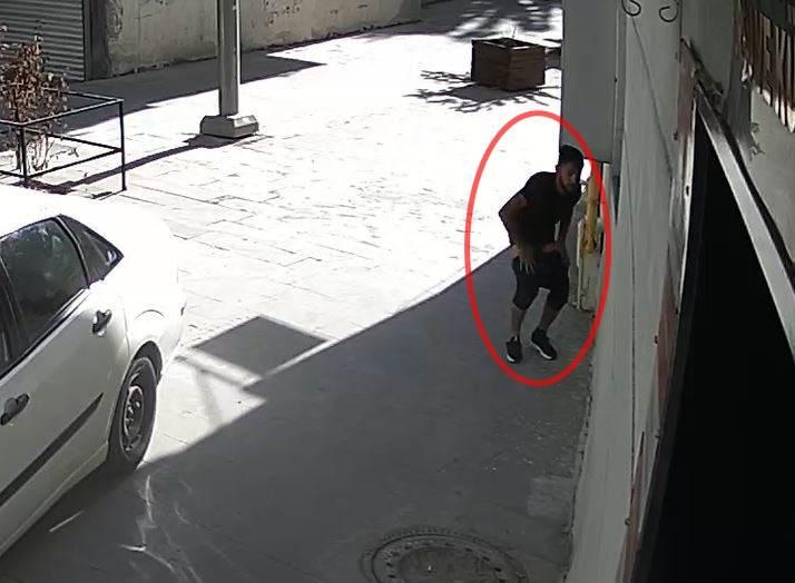 <p>Çıktıktan sonra pantolonunu yukarı çeken şüpheli, gözden kayboldu. </p>

<p> </p>
