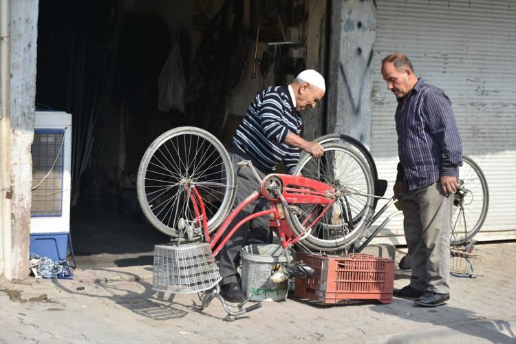 <p><strong>Çocuklara ücretsiz hizmet veriyor</strong></p>

<p>Bisikleti en çok çocukların kullandığını belirten Ali, 65 yıldır mahalledeki çocukların ve özellikle de düşük gelirli ailelerin çocuklarının bisikletlerini karşılıksız tamir ettiğini dile getirdi.</p>
