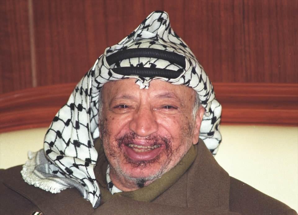 <p>Arafat'ın doğum yeriyle ilgili tartışmalar ölümünden sonra da devam etti. Yasir Arafat, 1929’da Filistin davasının kalbi Kudüs’te doğduğunu söylemesine rağmen bazı araştırmacılar onun Kudüs'te değil Mısır'ın başkenti Kahire'de dünyaya geldiğini öne sürdü.</p>

<p> </p>
