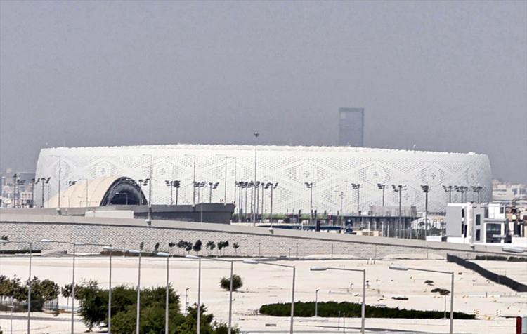<p><strong>"Gahfiya" esin kaynağı oldu: Al Thumama Stadı</strong></p>
<p>Doha'nın güneyinde yer alan 40 bin kişilik stat, bölgedeki erkeklerin başlıklarını yerinde tutmak için kullandıkları "Gahfiya"dan esinlenerek tasarlandı.</p>