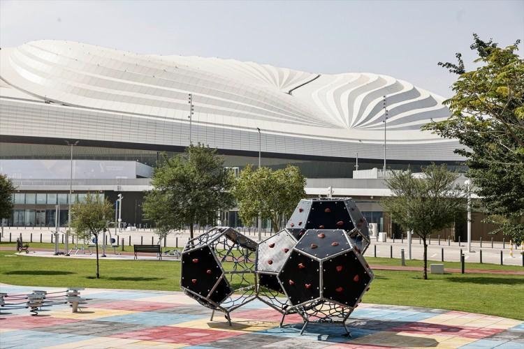 <p><strong>Al Janoub Stadı</strong></p>
<p>Çizgileri, yine Hadid'in tasarladığı ve 2012 Londra Olimpiyat Oyunları'nda su sporlarına ev sahipliği yapan Aquatics Center'ı anımsatan stadın kapasitesi 40 bin kişi.</p>