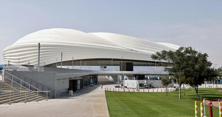 <p><strong>Al Janoub Stadı</strong></p>

<p>AI Wakrah kentinin balıkçılık ve inci dalışı geçmişinden esinlenilerek yapılan, zarif kıvrımlarıyla etkileyici bir kuşbakışı görüntüye sahip Al Janoub Stadı, turnuva açılışını son şampiyon Fransa'yı ağırlayarak yapacak.</p>
