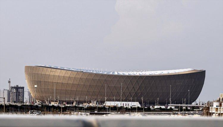 <p><strong>Şampiyonu belirleyecek stat: Lusail</strong></p>
<p>Karakteristik ışık ve gölge etkileşiminden ilham alınarak tasarlanan Lusail, 80 bin kişilik kapasitesiyle Katar'daki en büyük stat olmasının yanı sıra, perdenin kapanacağı maça da ev sahipliği yapacak. </p>