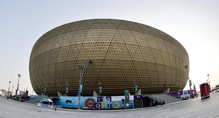 <p><strong>Şampiyonu belirleyecek stat: Lusail</strong></p>

<p>Stadın cephesi ise bölgede medeniyetin yükselişi sırasında günlük hayatta kullanılan eşyaların ya da el işi sanat eserlerinin üzerindeki karmaşık motifleri yansıtıyor.</p>
