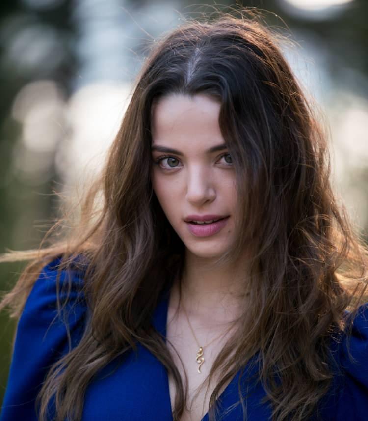<p><span style="color:#800000"><strong>&nbsp;İlk kez Parampar&ccedil;a dizisindeki Cansu G&uuml;lpınar rol&uuml; ile seyirci karşısına &ccedil;ıkan Leyla Tanlar, arada başka dizilerde oynasa da Parampar&ccedil;a sonrası en dikkat &ccedil;ekici d&ouml;n&uuml;ş&uuml;n&uuml; G&uuml;zel G&uuml;nler ile yaptı. Tanlar'ın değişimi de olduk&ccedil;a dikkat &ccedil;ekti.&nbsp;</strong></span></p>
