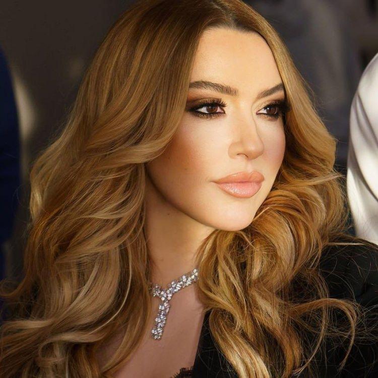 <p><span style="color:#800000"><strong>Ayrıca ünlü şarkıcı, "Saçlarımın yıpranmaması için 10 günde bir yıkıyorum" şeklinde bir açıklama yaparak hayranlarını şaşırttı.</strong></span></p>