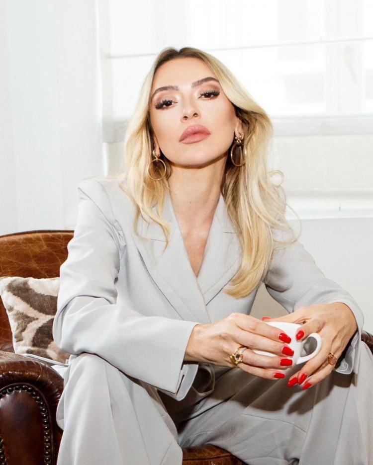 <p><span style="color:rgb(0, 0, 0)"><strong>. Hadise</strong></span><span style="color:rgb(178, 34, 34)"><strong>, "Her gün 8-10 km yürüyorum. Dans, yoga ve pilates yapıyorum. Sabaha 1 adet hurmayla başlıyorum. Gün içinde badem, fındık, ceviz, muz yiyorum. Ayda bir ödem masajı yaptırıyorum"</strong></span><span style="color:rgb(0, 0, 0)"><strong> dedi.</strong></span></p>