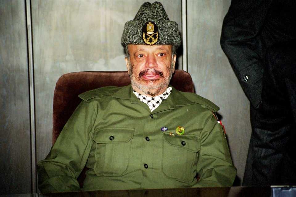 <p><strong> Fetih Hareketi'ni kurdu</strong></p>

<p>Savaşın ardından eğitimini tamamlamak için Mısır'a giden Arafat, Kahire'de Filistinli üniversite mezunlarını bir dernek çatısı altında buluşturdu.</p>

<p>İnşaat mühendisliği bölümünü bitirdikten sonra Kuveyt'e geçen genç Arafat, burada 1965’te Filistin direnişindeki en eski ve büyük örgütlerden biri olan Filistin Ulusal Kurtuluş Hareketi'ni (Fetih) kurdu.</p>
