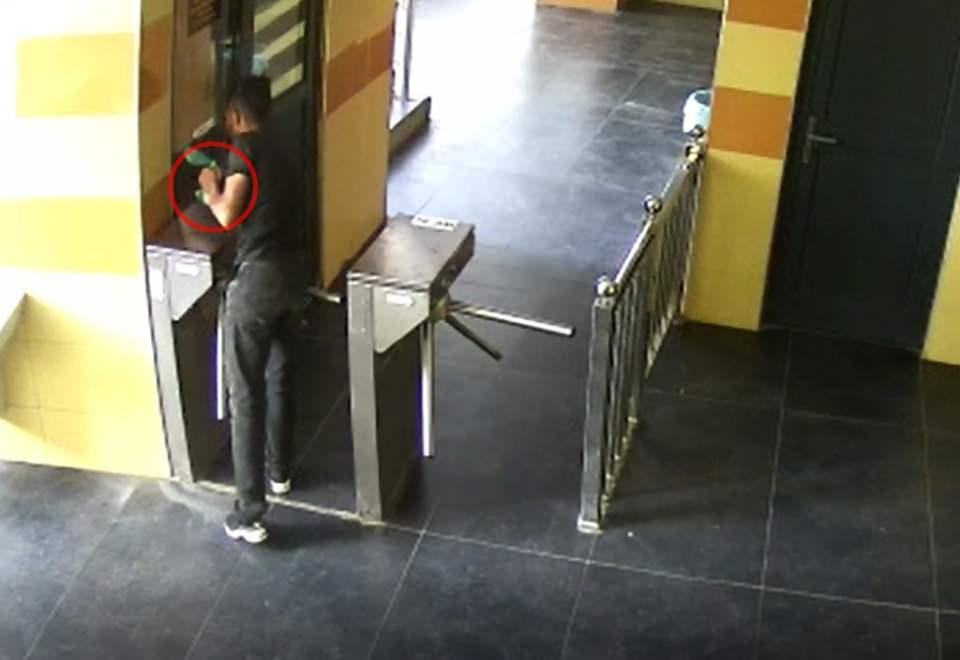 <p>Batman’da cami tuvaletinin penceresinden, yaklaşık 25 santimlik korkuluk demirlerinin arasından geçip içeri giren kişi, 3 bin TL bozuk parayı çaldı. Aynı yöntemle çıkarken pantolonu düşen şüpheli, üzerini düzelttikten sonra kaçtı. O anlar, güvenlik kamerasına yansıdı.</p>

<p> </p>
