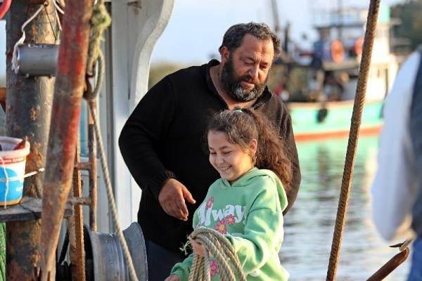 <p>Kızı Yağmur Arslan (8) ile birlikte 'Vira bismillah' diyerek yeniden açıldıkları Karadeniz’de balıkçılık yapan Arslan, “Bizim için zorlu bir süreçti. Kaldığımız yerden balıkçılığa devam ediyoruz. Kızımla yeni heyecanlar yaşayacağımız nice yolculuklar yapacağız” dedi.</p>
