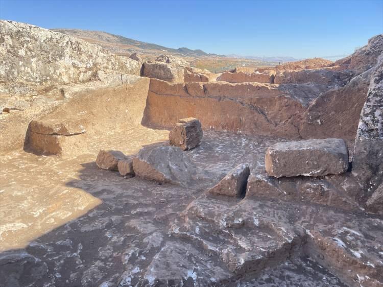 <p><strong>'ÇOK ÖZEL BİR TAŞ OCAĞINI ORTAYA ÇIKARDIK'</strong></p>
<p> </p>
<p>Kazı Başkanı ve Müze Müdürü Mehmet Alkan da kazı çalışmalarında 3 dönümlük taş ocağı bulduklarını hatırlattı.</p>