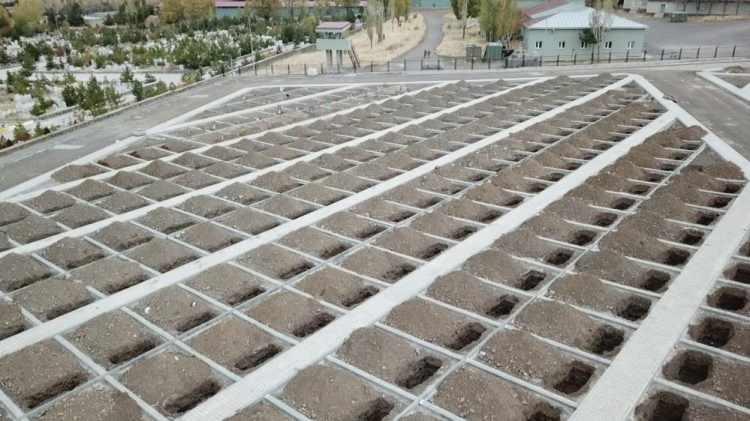 <p>Erzurum'da cenaze hizmetleri, vatandaşı sıkıntıya sokmadan sadece ölüm raporunu isteyerek geri kalan hizmetleri biz kendimiz yürütüyoruz.</p>
