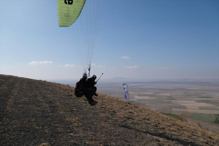 <p>Konya'nın Karapınar ilçesinde yaşayan 76 yaşındaki Kazım Vural, meşe palamudu toplamak için çıktığı Göktepe'de tanıştığı pilotlar eşliğinde yamaç paraşütü yaptı.</p>