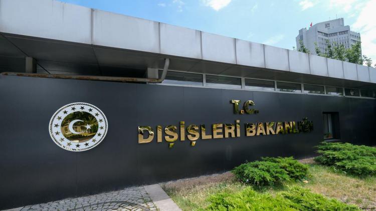 <p>Dışişleri Bakanlığı 60 Sözleşmeli Personel Alacak </p>
<p><strong><a href="http://https://i11.haber7.net//dosyalar/2022-389-30-sozlesmeli-disisleri-hukuk-uzmanligi-giris-sinavi-duyurusu-22-son.pdf" target="_blank"><span style="color:#0000CD">RESMİ İLAN METNİ İÇİN TIKLAYINIZ</span></a></strong></p>