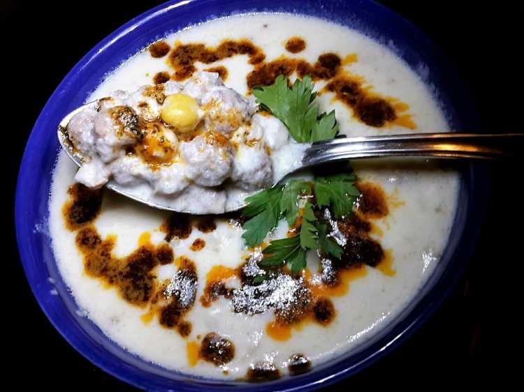<p><strong>YUVALAMA ÇORBASI</strong></p>

<p>Yuvalama çorbası, bedensel ve zihinsel yorgunluğu giderir, iştah açar, mideyi kuvvetlendirir ve anne sütünü artırır.</p>

<p>Göğüs kanserine karşı koruyucu olan yuvalama çorbası, vücutta fazla su toplanmasını önler. Östrojen hormonunu dengeleyici etkisi ile özellikle menopoz döneminde faydalıdır.</p>
