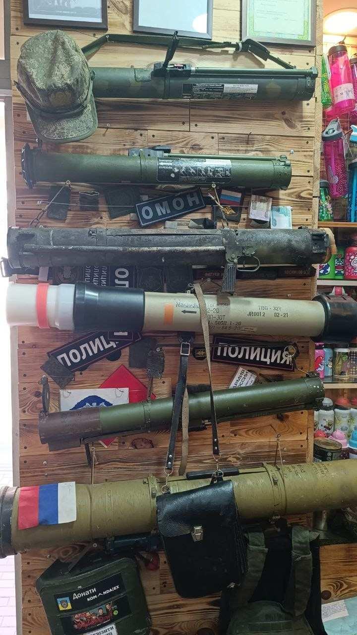 <p>Öte yandan, satılan askeri malzemeler arasında Rusya’nın Kiev, Harkov, Çernihiv ve Donbass’ta kullandığı el bombaları, NLAW tanksavar füzelerinin parçaları, askeri kasklar, kurşun geçirmez yelekler, apoletler, mermi kovanları, ilkyardım kitleri ve askeri belgeler bulunuyor.</p>