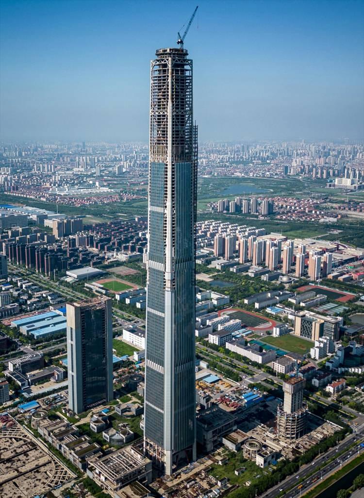 <p>Fotoğrafta, Çin'in Tianjin kentindeki 597 metre yüksekliğe sahip ve 128 katlı yapımı tamamlanmamış bir gökdelen olan Goldin Finance 117 görülüyor.</p>
