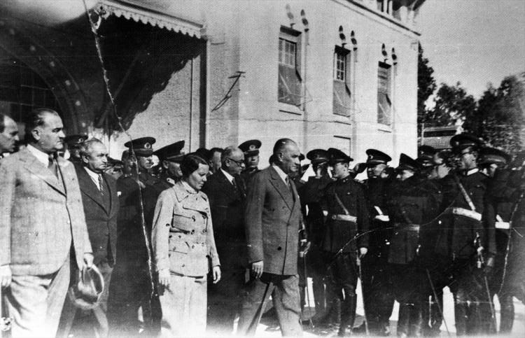 <p> Mustafa Kemal Atatürk, 1937'de Celal Bayar (Atatürk'ün arkasında) ve Sabiha Gökçen ile yurt gezisinde.</p>