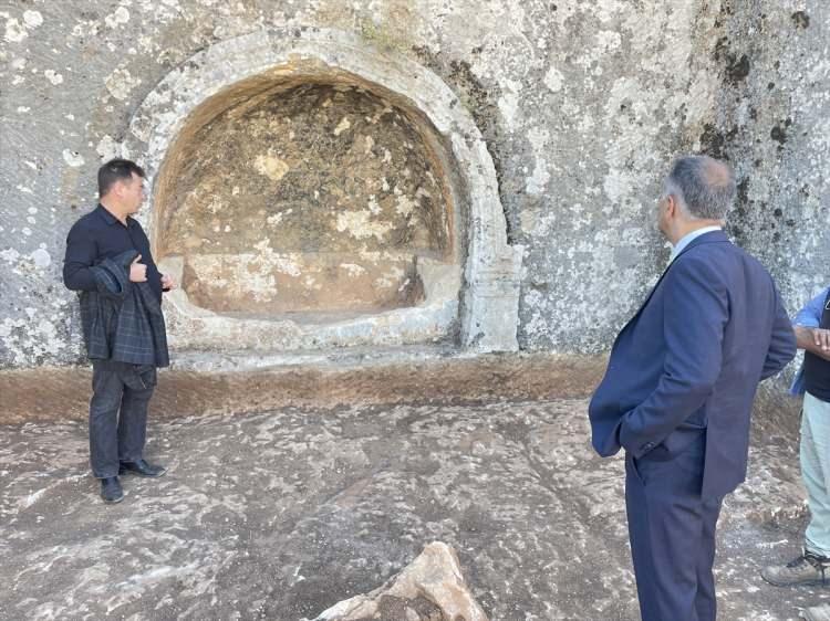 <p>1800 yıllık olduğu belirlenen ocakta incelemelerde bulunan Adıyaman Valisi Mahmut Çuhadar, kazı çalışmalarının aralıksız sürdüğünü belirtti.</p>