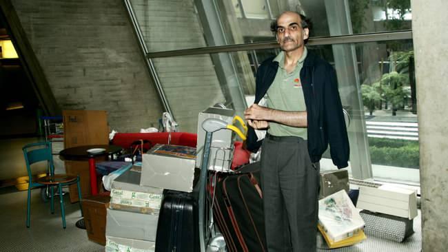 <p>Nasseri, İran’da Şah Muhammed Rıza Pehlevi'ye karşı protestolar nedeniyle 1977 yılında İran'dan sınır dışı edilmiş ve Avrupa'nın birçok ülkesine sığınma başvurusunda bulunmuştu.</p>