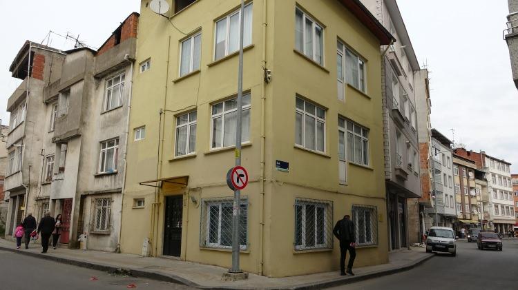 <p> Burası yıllardır bu şekilde. Burayı ilk kez gören şaşırıyor ve fotoğrafını çekiyor. Neden böyle bir kapı olduğunu bize soruyorlar ve biz de cevap veriyoruz. Bina sahipleri Almanya’da yaşıyorlar ve yılda bir kez geliyorlar. Onun haricinde oturanlar olmuyor” dedi.</p>
