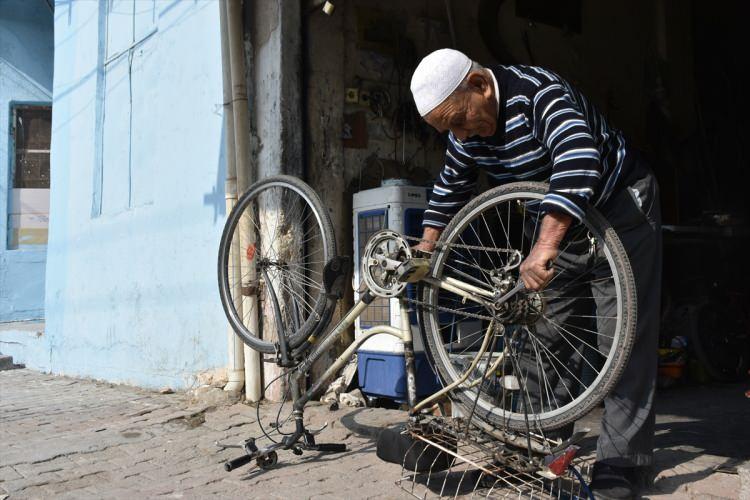 <p>Mesleğe henüz çocuk yaşta adım attığını belirten Ali, "Bisiklet tamirciliği benim çocukluk aşkım. Kerkük'te 60 yıl önce bu kadar araba yoktu. İnsanların çoğu bisiklet kullanıyordu. İlk başlarda kuzenimle birlikte başladım bu mesleğe. Daha sonra kendi dükkanımı kurdum ve o günden bu yana aynı yerdeyim." dedi.</p>

<p> </p>
