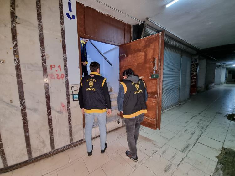 <p>Adana'da daha önce kumarhaneye dönüştürüldüğü için mühür vurulan sendika binasına yeniden baskın yapıldı. Uzun süre kapıyı açmayan şüphelilerin kumar malzemelerini kimyasal ile eritmeye çalıştıkları ortaya çıktı.</p>

