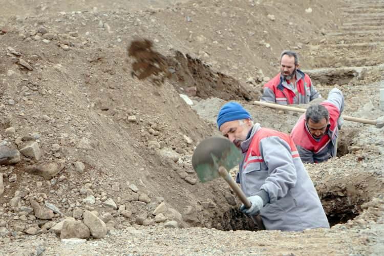 <p>Erzurum’da kış aylarında hava sıcaklıklarının eksi 35 dereceye kadar düşmesi nedeniyle 800 mezar kazılarak hazır hale getirildi. </p>
