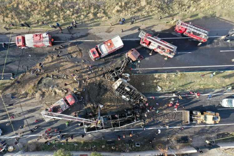 <p>Ağrı’nın Tutak ilçesinde freni patlayan yolcu otobüsü, karşı şeritten gelen 2 kamyonla çarpıştı. Kazada ilk belirlemelere göre 7 kişi hayatını kaybederken, 8 kişi yaralandı.</p>
