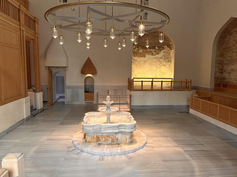 <p>Fatih İtfaiye Caddesi üzerinde bulunan hamam, tarihinde; Kaptan Paşa Hamamı, Zeyrek Hamamı, Çifte Hamam gibi pek çok isimle anıldı. 18. yüzyılda bölgede yaşanan deprem ve yangın nedeniyle hamamın duvarlarını kaplayan mavi ve beyaz renkli İznik çinileri tahrip oldu. Tarihçilere göre çiniler, yaşanan kargaşada izinsiz olarak Avrupa’ya götürüldü. Tarihi hamamın çinileri Fransa ve Paris’teki müzelerde “Osmanlı Dönemi 16. yüzyıl çinisi” adıyla sergilenirken, bu çinilerin bir kısmı hamamın erkekler kısmının sıcaklık bölümünde hala görülebiliyor. Tarihi hamama dair bilgileri ve restorasyon sonrası değişiklikleri Sanat Tarihi Araştırmacısı Elif Kabalıoğlu anlattı.</p>
