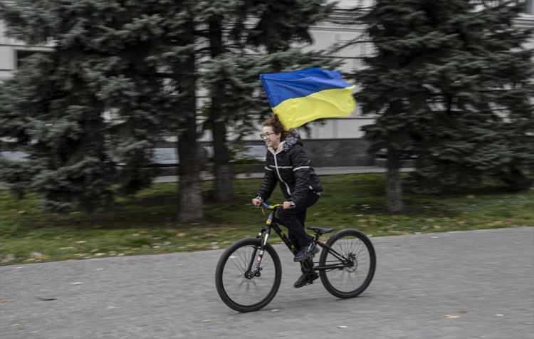 <p>Ukrayna ordusunun birlikleri, Rus güçlerinin çekildiği Herson'a dünden beri girmeye devam ederken kente varmadan önceki güzergahta yer alan ve yeniden Ukrayna kuvvetlerinin kontrolüne geçen yerleşim yerlerinde halk, askerleri yollarda karşılıyor.</p>
