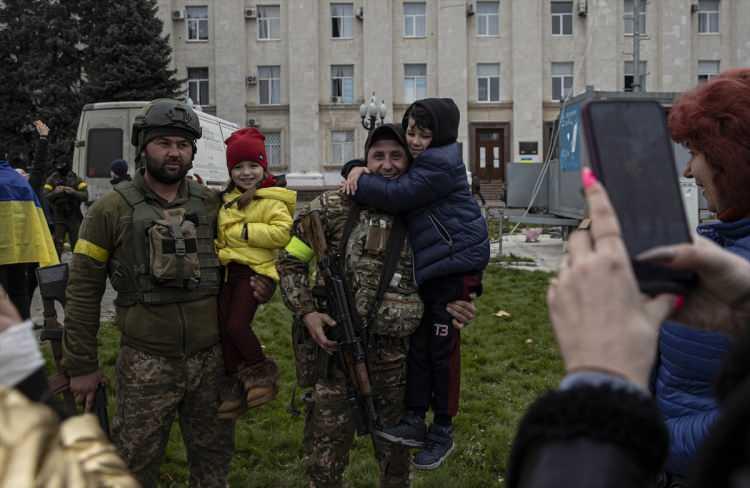 <p>Rus güçlerinin iki gün önce çekilmeye başladığını, bölgeye Ukrayna ordusunun girmesinin kendilerini mutlu ettiğini anlatan Porhun, şu ifadeleri kullandı:</p>
<p>"Mutluluk yaşıyoruz. Sevinçten gözyaşlarımız akıyor. Biz de burada durarak yoldan geçen askerleri çiçekle ve selamlarımızla karşılıyoruz."</p>