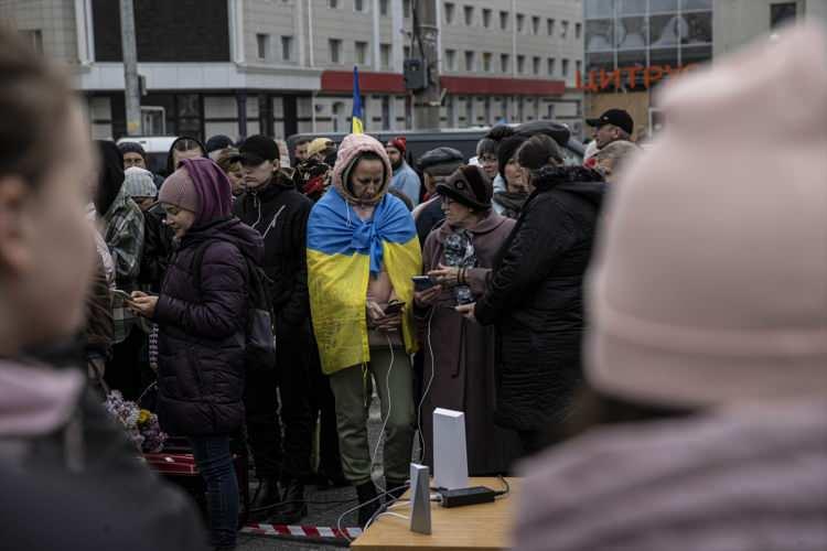 <p>Valentina Bogayeva da köy ve diğer kasabaların yeniden Ukrayna kuvvetlerinin kontrolüne girmesinden mutluluk duyduklarını söyledi.</p>