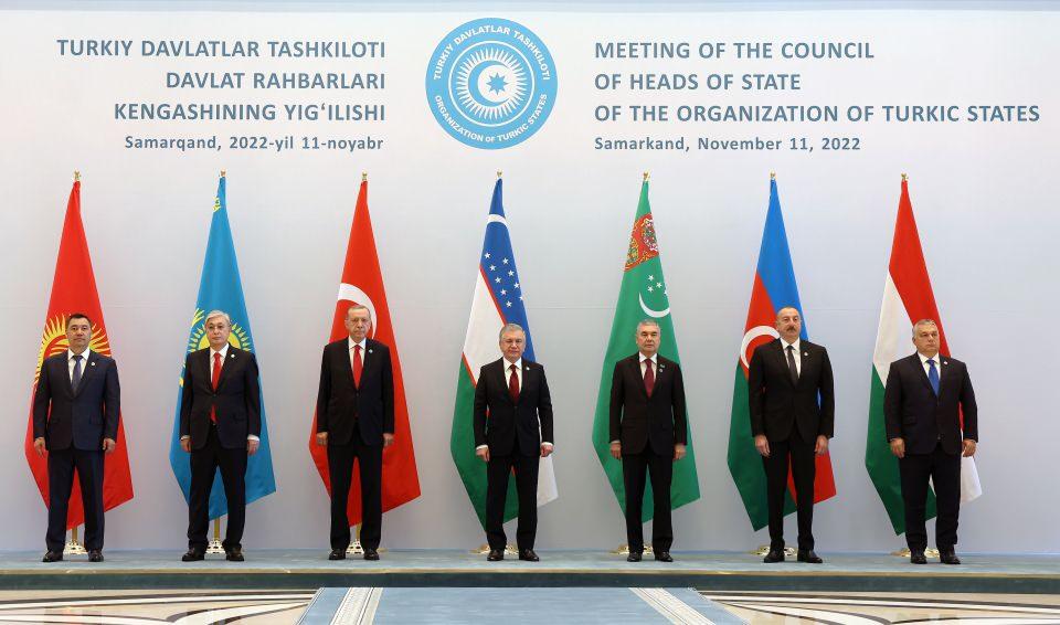 <p>Türk Devletleri Teşkilatı (TDT) Devlet Başkanları 9'uncu Zirvesi, Özbekistan'ın tarihi Semerkant şehrinde başladı. Özbekistan Cumhurbaşkanı Şevket Mirziyoyev'in ev sahipliğinde "Türk Medeniyeti için Yeni Dönem: Ortak Kalkınma ve Refaha Doğru" temasıyla Semerkant'ta düzenlenen TDT Devlet Başkanları 9'uncu Zirvesi öncesinde liderler aile fotoğrafı için bir araya geldi. Kongre Merkezi'nde çekilen aile fotoğrafında, Cumhurbaşkanı Erdoğan, Özbekistan Cumhurbaşkanı Mirziyoyev (sol 4), Azerbaycan Cumhurbaşkanı İlham Aliyev (sağ 2), Kazakistan Cumhurbaşkanı Kasım Cömert Tokayev (sol 2) ve Kırgızistan Cumhurbaşkanı Sadır Caparov ile gözlemci ülkeler Türkmenistan Ulusal Konseyi Halk Maslahatı Başkanı, eski Türkmenistan Cumhurbaşkanı Gurbangulı Berdimuhamedov ve Macaristan Başbakanı Viktor Orban (sağda) yer aldı.</p>

<p> </p>
