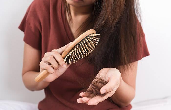 <p><strong>İnsanlar tarafından en yaygın görülen saç dökülmesi, pek çok nedene dayanabiliyor. Kadın erkek fark etmeksizin yaşanan bu olay ise psikolojik rahatsızlıkları da beraberinde getiriyor. Kimi zaman önemli rahatsızlıkların da habercisi olan saç dökülmesinin ilk tıbbi tanımlaması 'alopesinin' olarak geçiyor.</strong></p>

