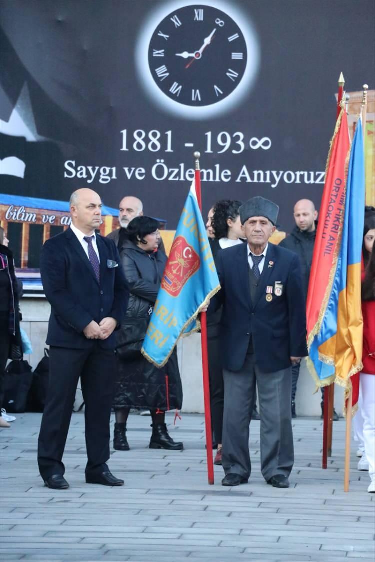 <p>Türkiye Cumhuriyeti'nin kurucusu Büyük Önder Mustafa Kemal Atatürk'ün ebediyete intikalinin 84'üncü yılı dolayısıyla saat 09.05'te sirenlerin çalmasıyla birlikte Zonguldak'ta vatandaşlar, saygı duruşunda bulundu.</p>

<p> </p>
