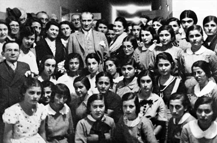 <p>Cumhuriyetin kurucusu Mustafa Kemal Atatürk, 57 yıl süren yaşamında, yalnızca Türk milletinin Kurtuluş Savaşı'nı başarıyla yöneten bir komutan olarak değil, devrimleriyle de dahi bir devlet adamı olarak tarihe geçti. "Özgürlük ve bağımsızlığı karakteri" olarak ilan eden, bir milleti esaretten kurtaran Büyük Önder Mustafa Kemal Atatürk'ün ebediyete intikalinin üzerinden 84 sene geçti.</p>
<p>Fotoğraf: Cumhurbaşkanı Atatürk, 1938'de Ankara Kız Lisesini ziyaret ederek hatıra fotoğrafı çektirmişti. Tarih öğretmeni Afet İnan (Atatürk'ün sağında beyaz şallı). </p>