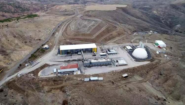 <p>Buraya gelen çöpler sıkıştırılıp metan gazından elektrik enerjisi elde edilmektedir. Bu da 7 bin konutun aydınlatma ihtiyacını karşılamaktadır. </p>