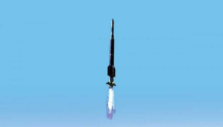 <p>Kadir Doğan, Sungur&rsquo;un SİHA&rsquo;lardaki kullanımına değinmeden &ouml;nce f&uuml;zeyle ilgili &ouml;nemli bir detay vererek anlatmaya başlıyor&hellip; Stinger'in muadili olan hatta bir&ccedil;ok a&ccedil;ıdan daha iyi performansa sahip SUNGUR f&uuml;zesini geliştiren ROKETSAN'ın kuruluşu da 1988 yılında ABD'li Raytheon'un geliştirdiği Stinger f&uuml;zelerinin ortak &uuml;retimine dayandığından bahsediyor.</p>
