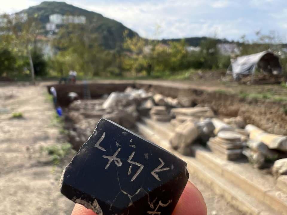 <p>‘Tılsımlı Nesne’ (Amulet) bulundu. Bölgede daha önce eşi benzerine rastlanmayan, Anadolu’daki kazılarda ise Roma Dönemi tabakasında bulunmuş tek örnek niteliğindeki tılsımlı nesnenin önümüzdeki günlerde Amasra Müzesi’nde sergilenmesi bekleniyor. Fenikeliler tarafından Sesamos adı ile ilk kuruluşu M.Ö. 12. Yüzyıla dayanan, Miletoslular, Kimerler, Lidyalılar, Makedonyalılar, Romalılar, Bizanslılar ve Cenovalılar gibi birçok medeniyete ev sahipliği yapmasının ardından 1460 yılında Fatih Sultan Mehmet tarafından fethedilerek Osmanlı’ya katılan Amasra’nın toprak altında kalan tarihi, kazı çalışmalarıyla gün yüzüne çıkarılıyor.</p>

<p> </p>
