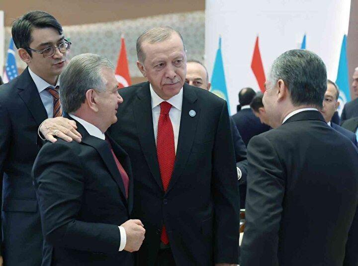<p>Erdoğan, "Ebedi Şehir" Kongre Merkezi`nde düzenlenen tören öncesinde Özbekistan Cumhurbaşkanı Şevket Mirziyoyev, Azerbaycan Cumhurbaşkanı İlham Aliyev ve Macaristan Başbakanı Viktor Orban ile sohbet etti.</p>

