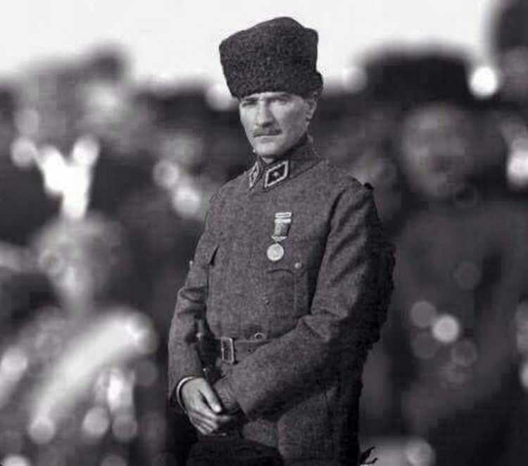 <p><span style="color:#000080"><strong>29 Ekim 1923 tarihinde Türkiye Cumhuriyeti'ni kuran Mustafa Kemal Atatürk, 10 Kasım 1938 tarihinde saat 09.05'te Dolmabahçe Sarayı'nda gözlerini kapattı. Bugün ve yarınlarda hiç unutulmayan Atatürk ulusal yas günü ilan edilen 10 Kasım'da ünlü isimler tarafından da anılıyor.</strong></span></p>
