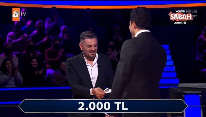 <p><span style="color:#800080"><strong>Yanlış cevabı veren yarışmacı yarışmadan 2 bin TL alarak veda etti.</strong></span></p>
