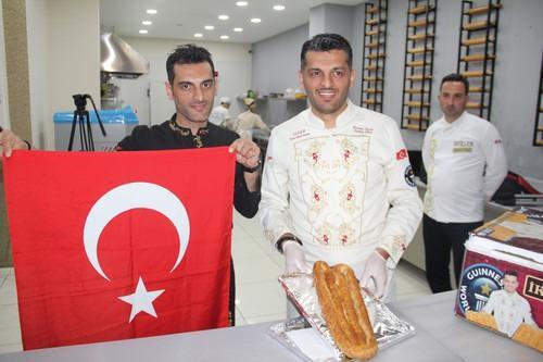 <p><span style="color:#B22222"><strong>UZAYA BÖREK GÖNDERDİ</strong></span></p>
<p><span style="color:#000000"><strong>Bursa'da önceki sene 2 bin 23 metre kol böreği yaparak Guinness Rekorlar Kitabı'na girmeye hak kazanan börekçi Hasan Acar, yaptığı 600 gramlık peynirli böreği ve bir adet Türk Bayrağı'nı hazırladığı kutuya koydu ve uzaya gönderdi.</strong></span></p>